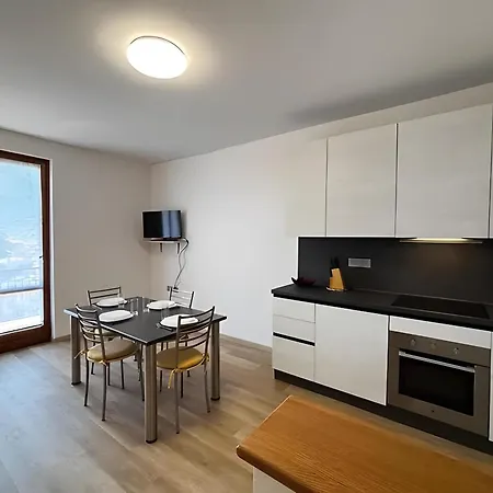Dennis House 公寓 *
